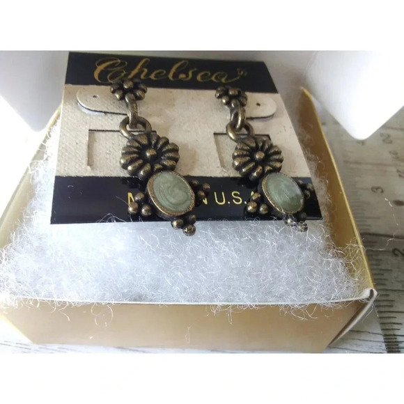 Perfect Condition! 1980s Antique Gold Tone & Green-Gray Flower Earrings - Picture 4 of 4